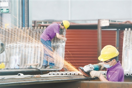 江门市博盈焊接工程有限公司的生产车间热火朝天，该企业1-3月产值同比增长60%。