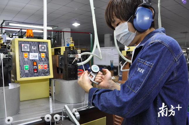 图为kee拉链生产车间. 资料图片