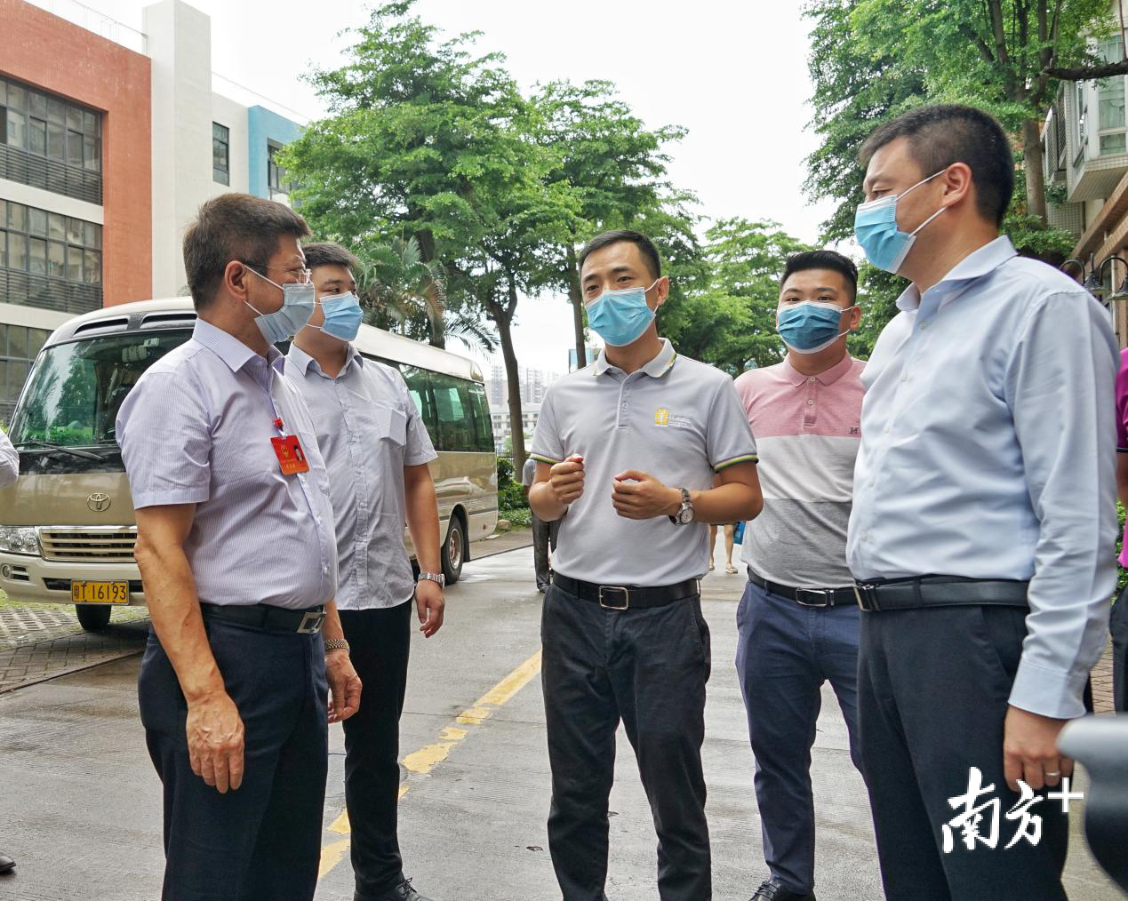 中山市人大调研小组在东升镇丽城花园视察改造、安装管道天然气情况。