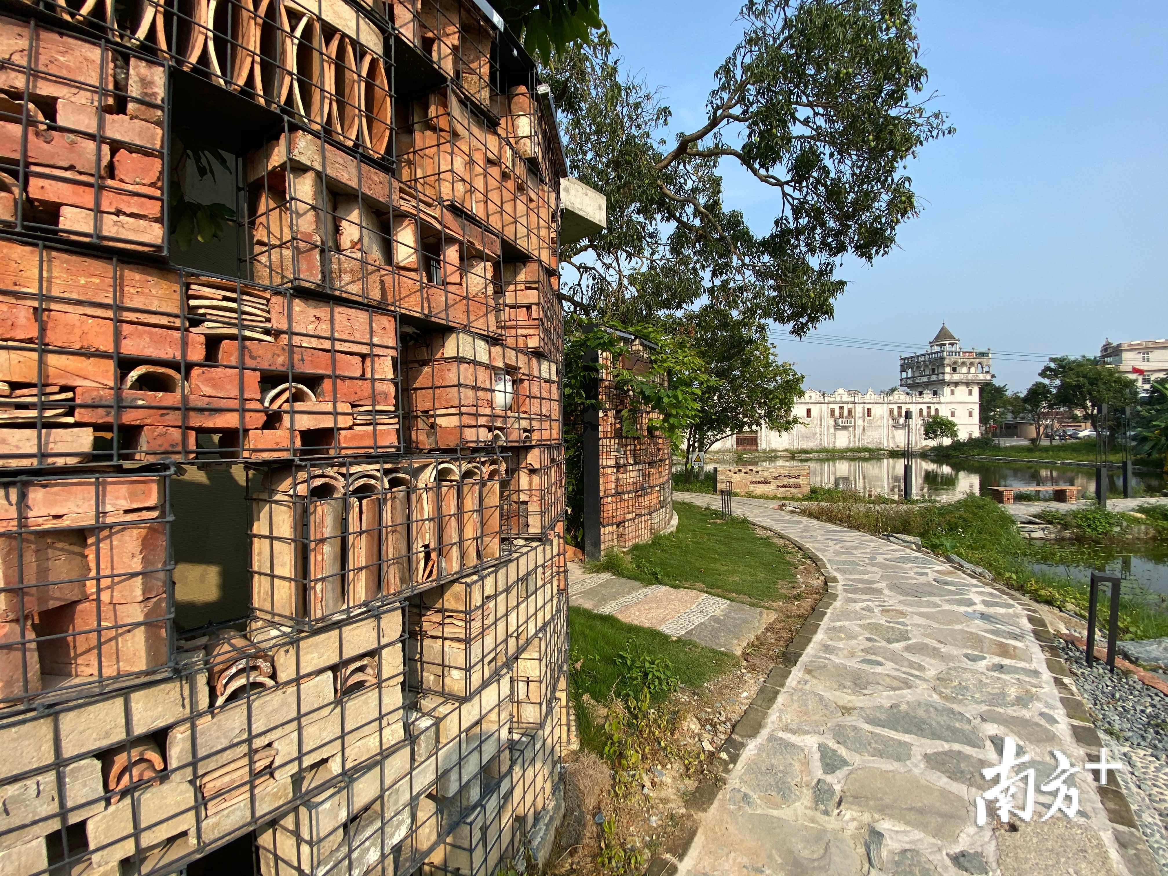 雕楼旁的厕所,相得益彰。杨兴乐摄