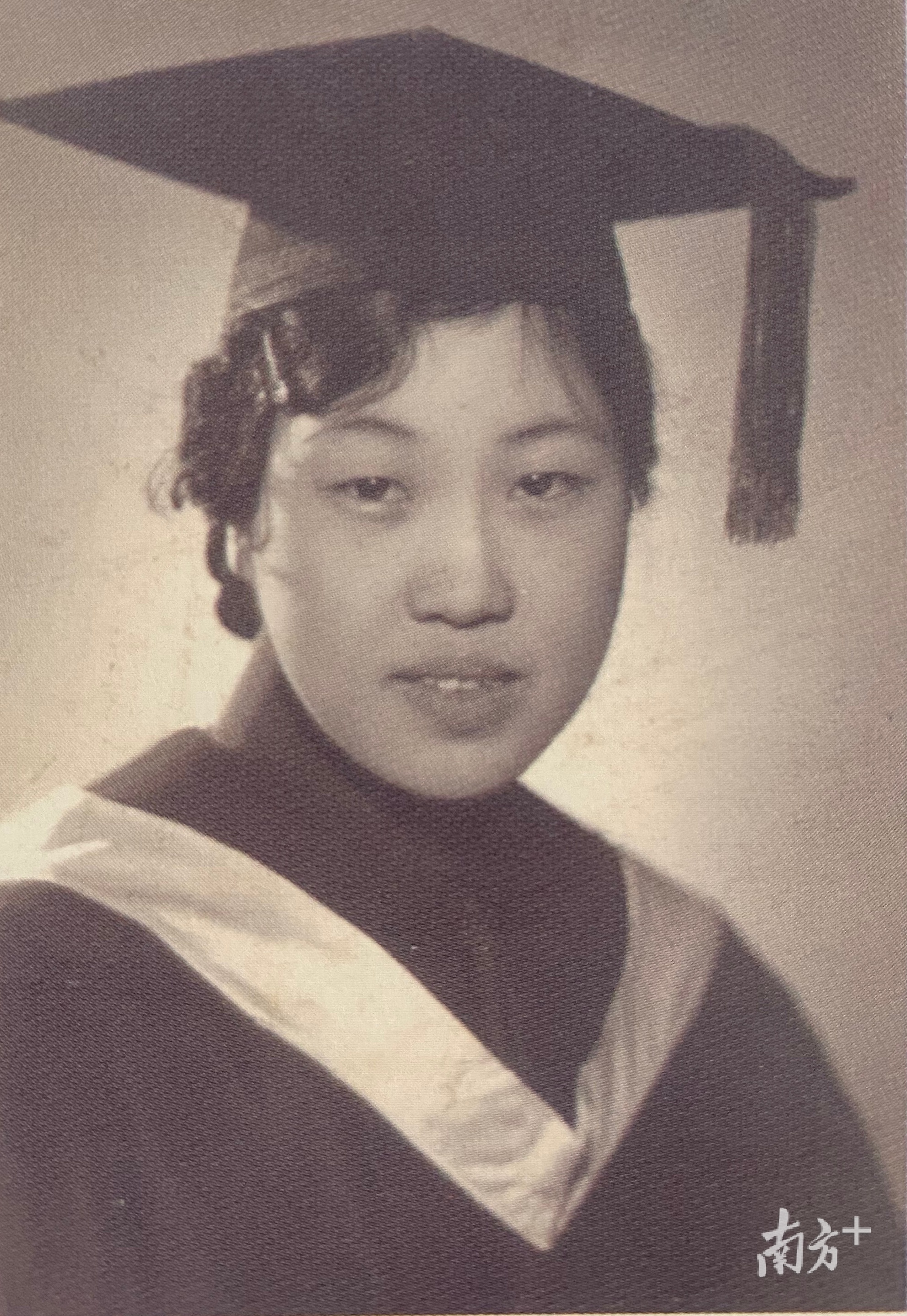 张玮瑛大学毕业照。 图片出自《张玮瑛集》 张玮瑛大学毕业照。 图片出自《张玮瑛集》