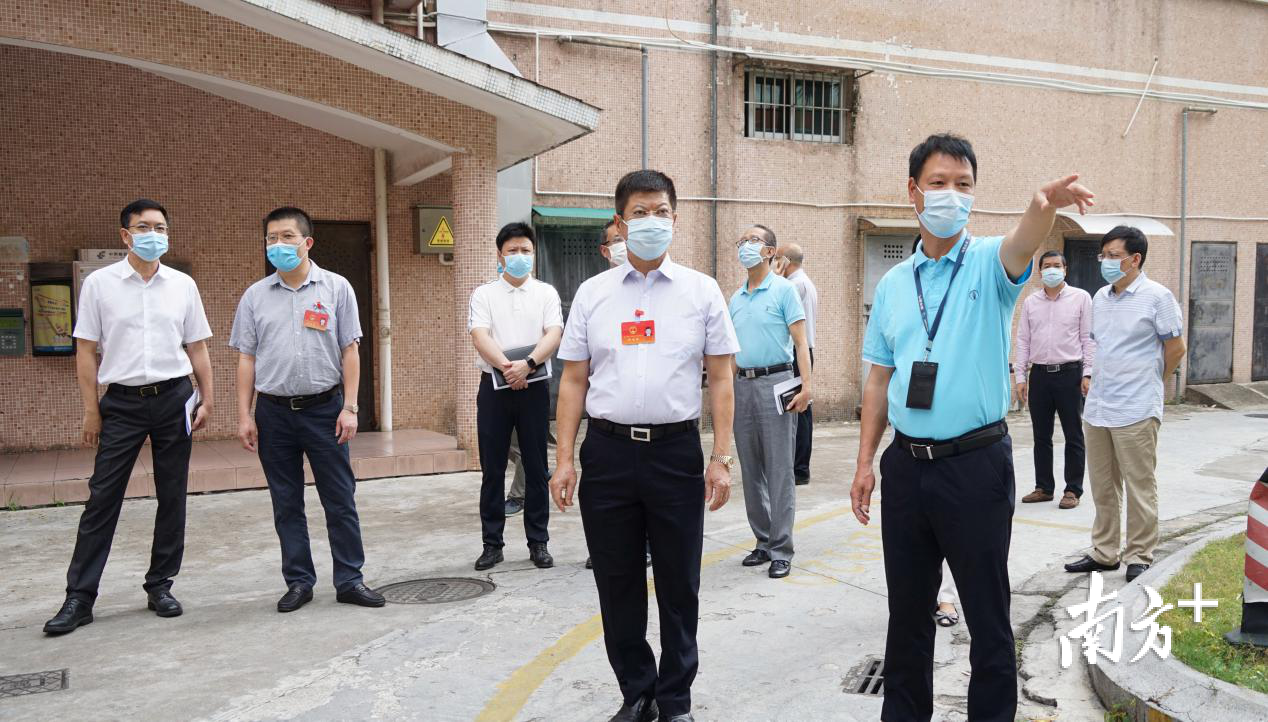 中山市人大调研小组在石岐区天明小区视察改造、安装管道天然气情况。