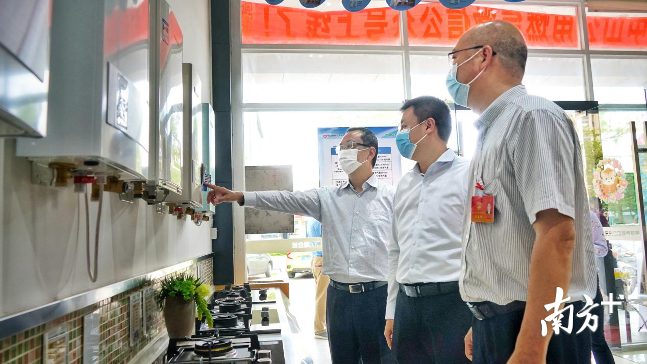 中山市人大调研小组在视察公用燃气有限公司客服中心店的规范经营情况。