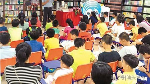 用匠心铸就“汕头灯谜”艺术,非遗传承人黄育群醉入“谜”途30余载