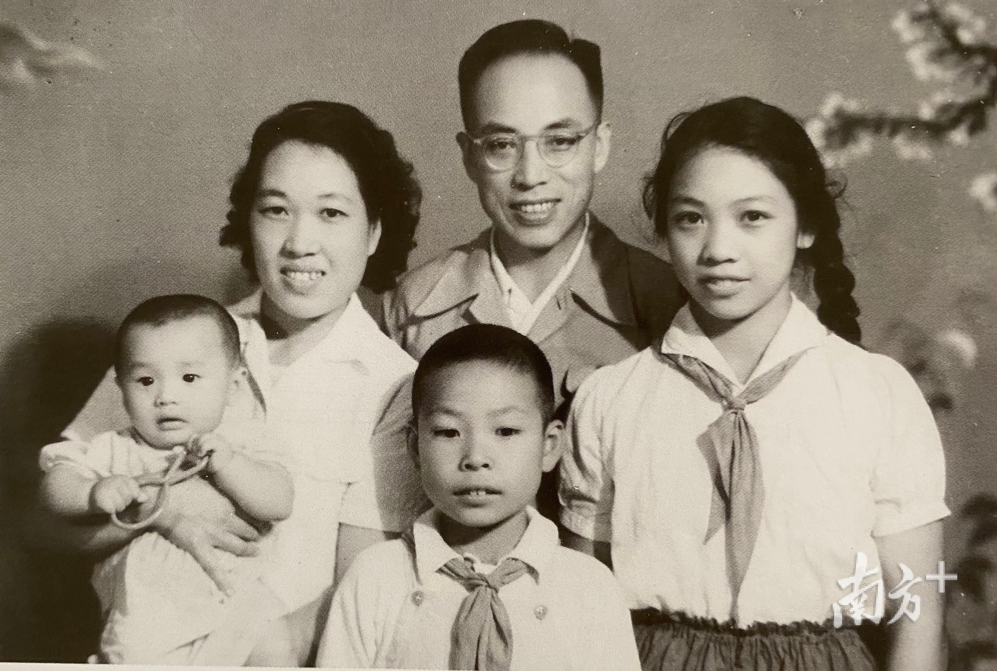 侯仁之、张玮瑛全家福,拍摄于1956年。 图片出自《张玮瑛集》 侯仁之、张玮瑛全家福,拍摄于1956年。 图片出自《张玮瑛集》