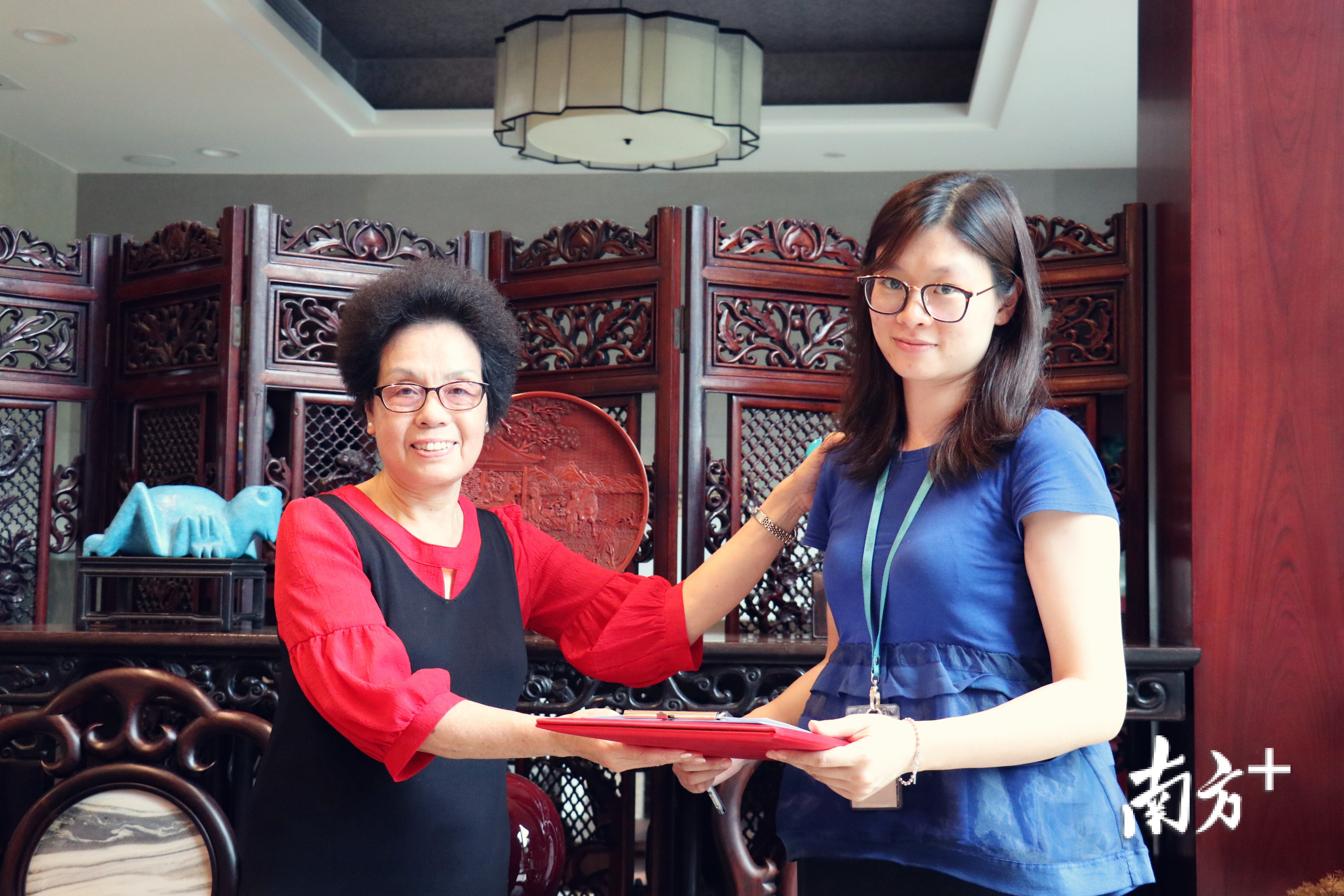 黄小池（左）为工业发展馆借出她的宝贵证书。田人心摄