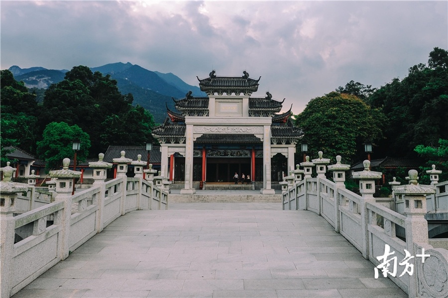 罗浮山朱明洞景区门楼。