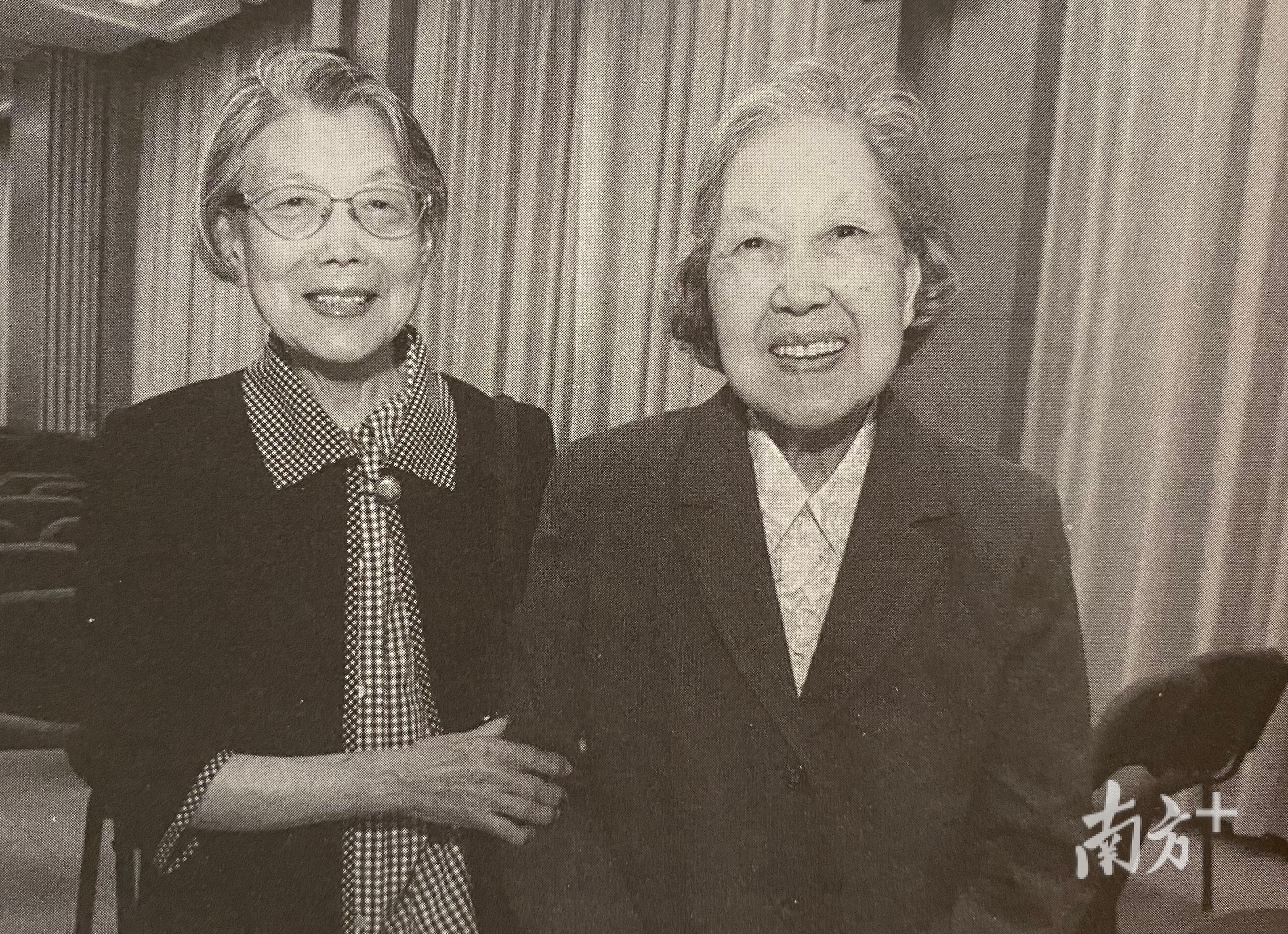 张玮瑛(右)与中国科学院近代史研究所同事王仲合影。 图片出自《从塘头厦到燕南园——我的母亲张玮瑛》 张玮瑛(右)与中国科学院近代史研究所同事王仲合影。 图片出自《从塘头厦到燕南园——我的母亲张玮瑛》