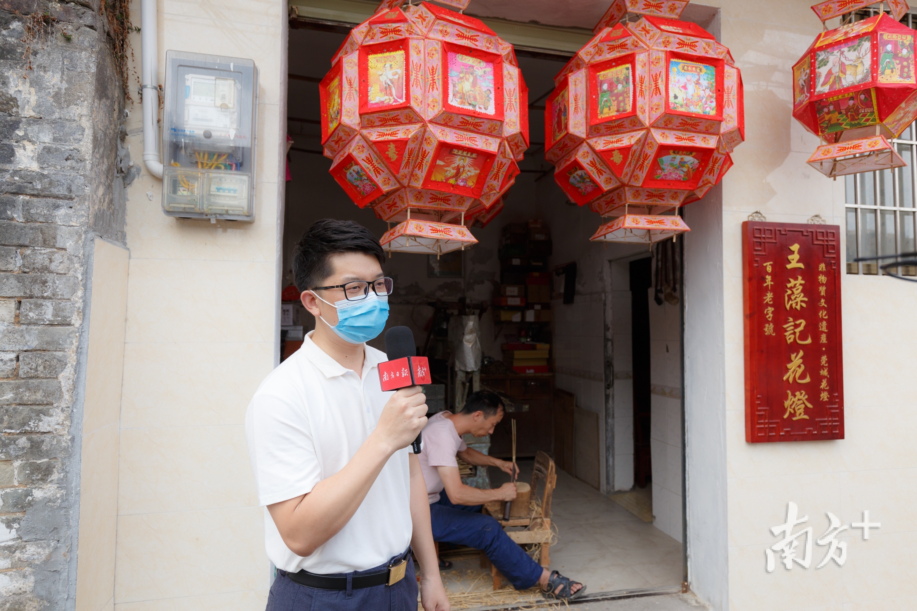 莞城文化服务中心副主任方树贵化身“万能小方”，带领着“游客”来到振华路“探秘”。（刘中摄）
