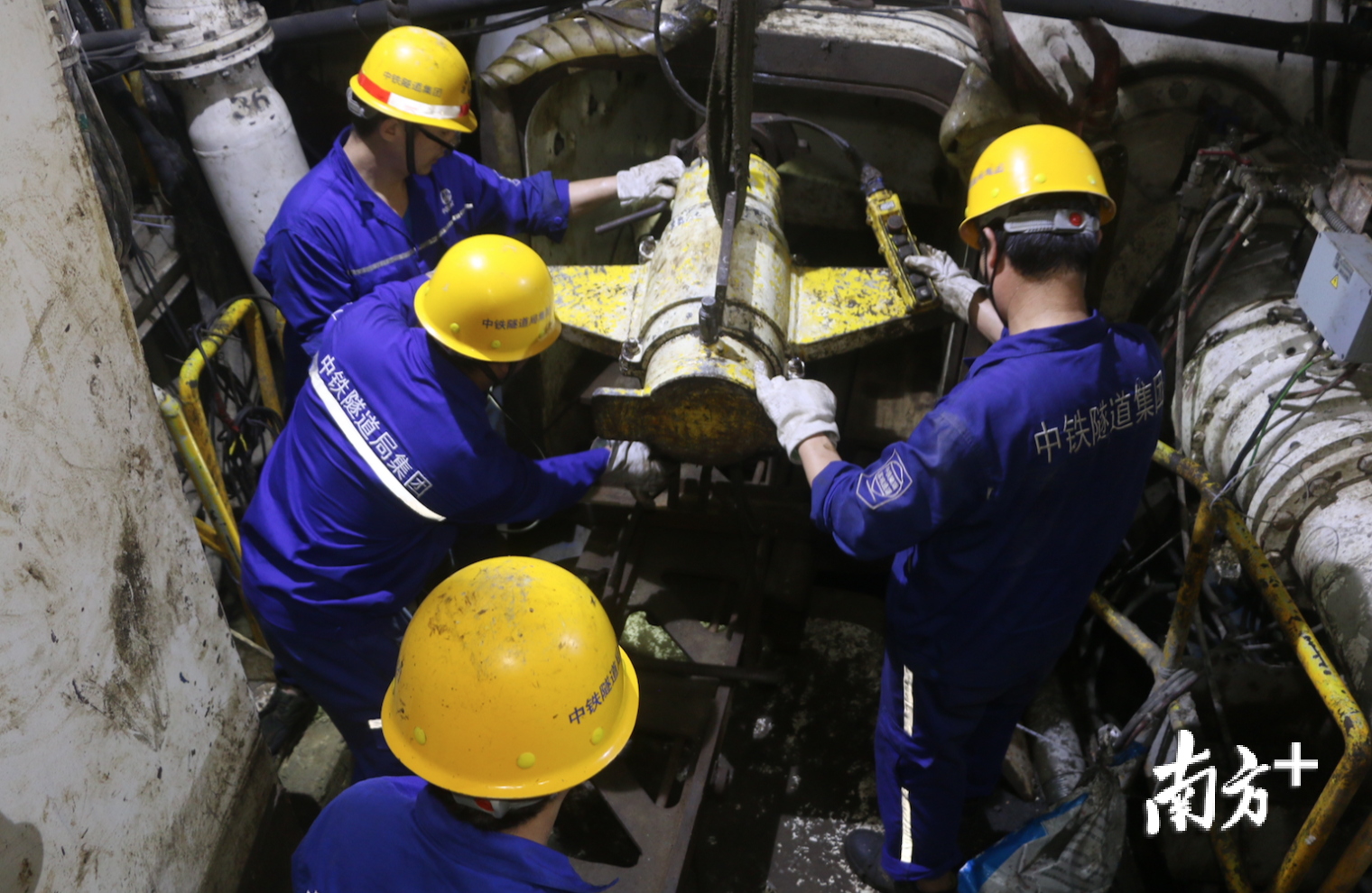 工人们在隧道内施工。张伟炜 摄