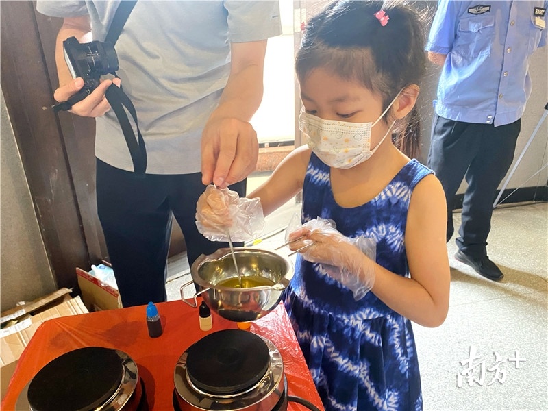 体验制作手工皂。