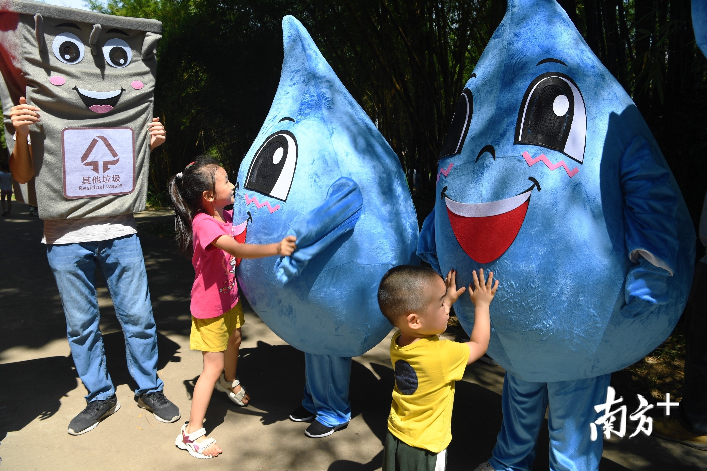 “我要抱抱水滴仔！”杨兴乐 摄
