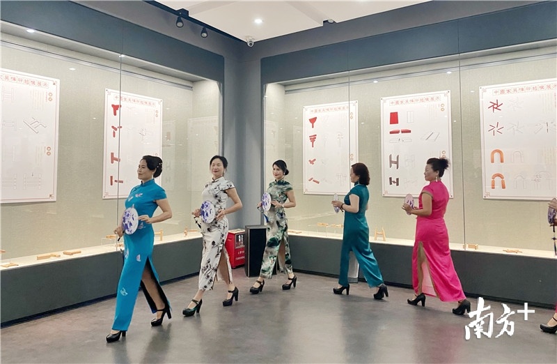 在古典家具展览厅里举行的旗袍秀。