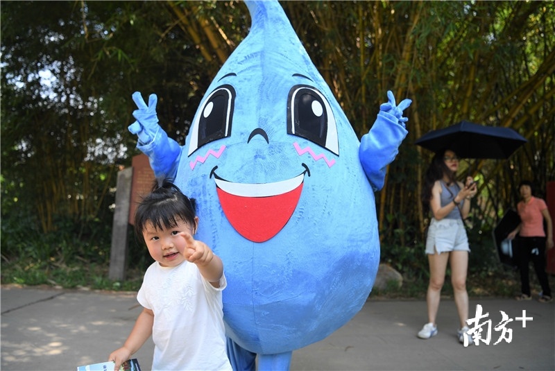 和“水滴仔”合张影。杨兴乐 摄