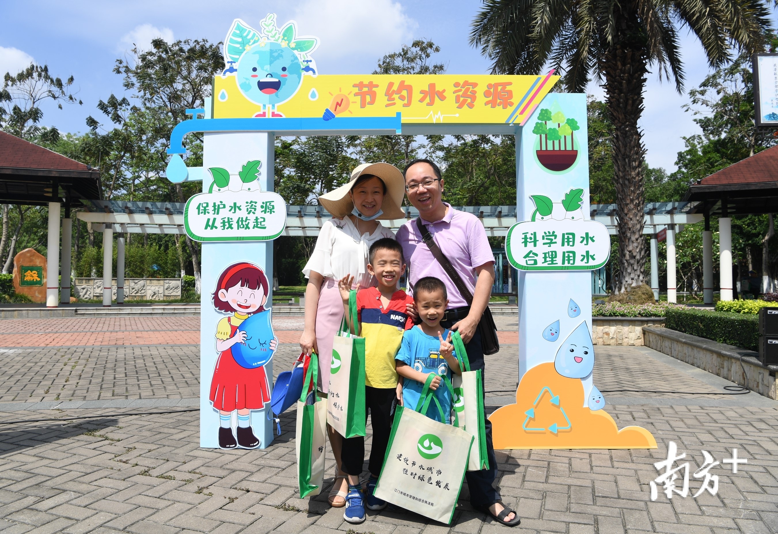 一家四口也来打卡。杨兴乐 摄