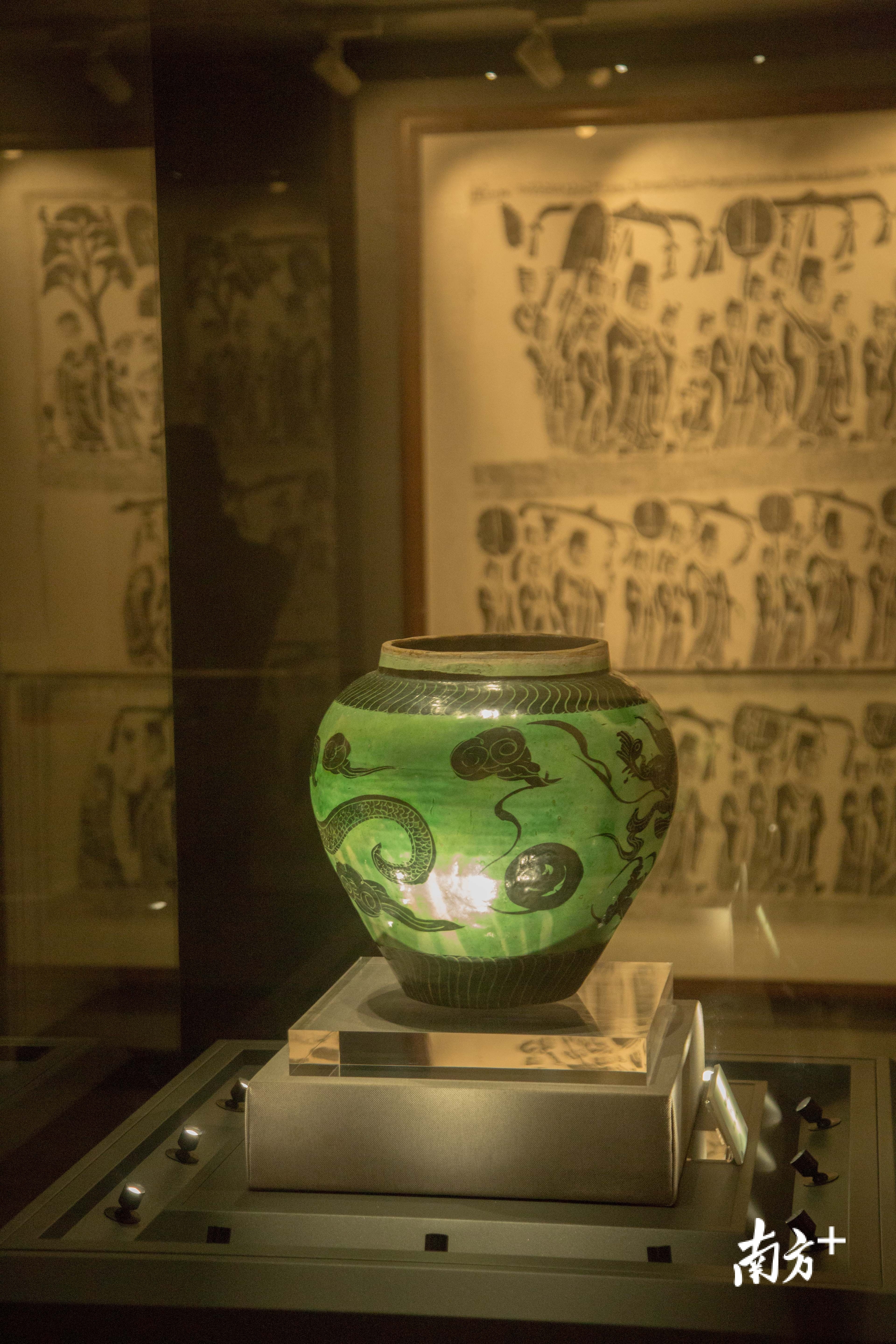 绿釉黑彩龙纹缸（宋—金）