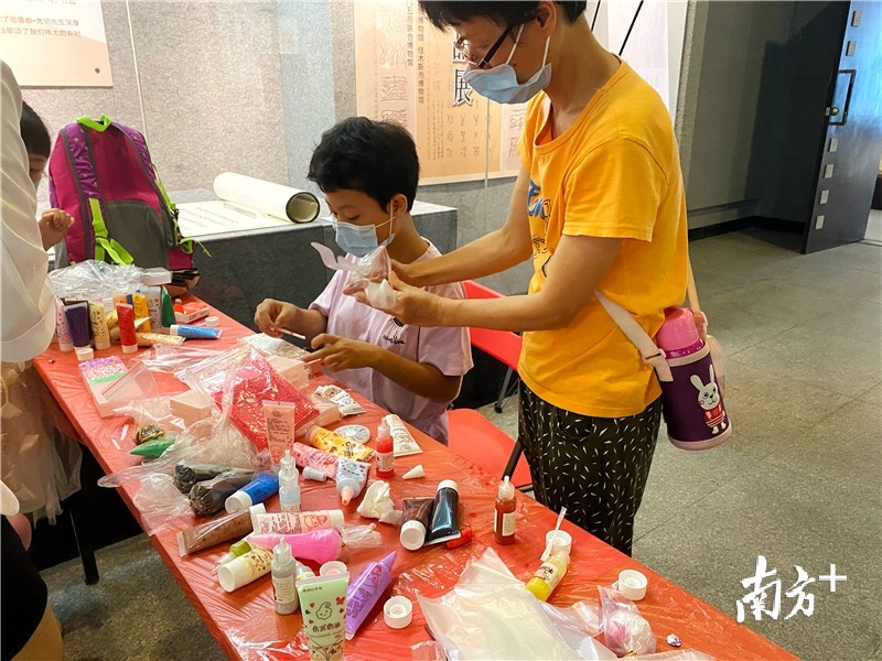 体验热缩片奶油胶文具盒制作。