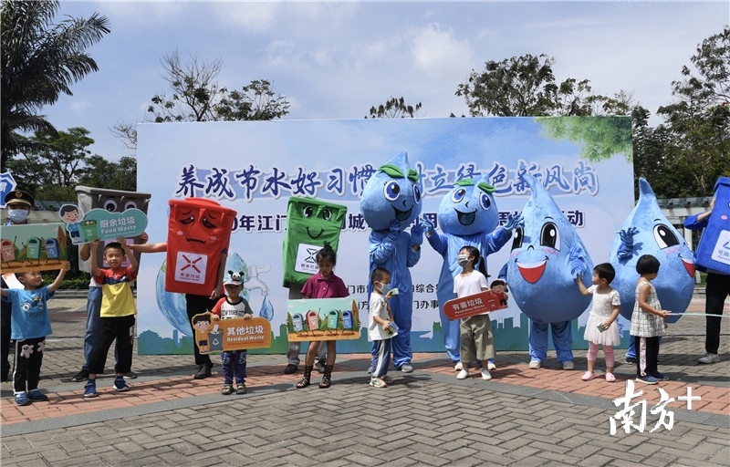 “水滴仔”和“垃圾分类四兄弟”“圈粉”了许多小朋友。杨兴乐 摄