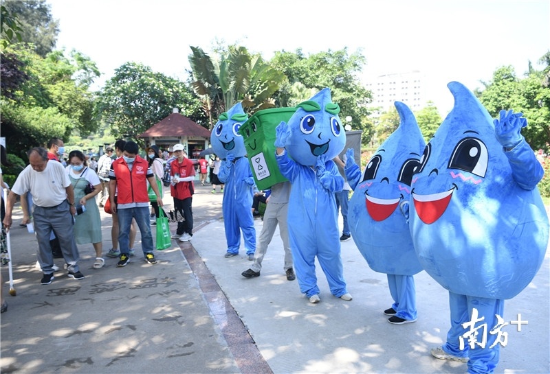 人偶“闪现”东湖公园。杨兴乐 摄