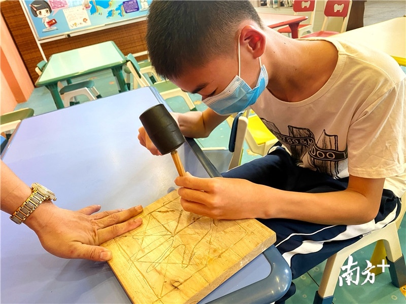 体验木工雕琢。