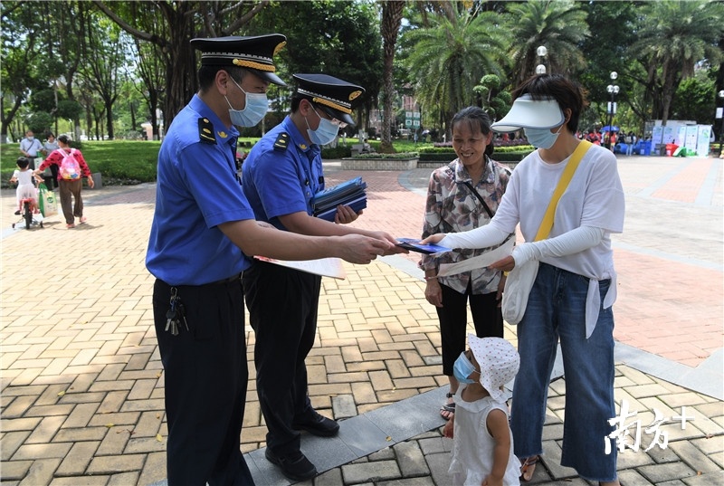 市城管局志愿者向市民派发节水宣传册。杨兴乐 摄