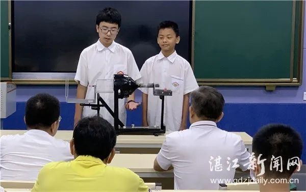  湛江市选手展示科技创新作品，并录制视频提交网络评审。湛江日报记者 林石湛 通讯员 谭月明 摄