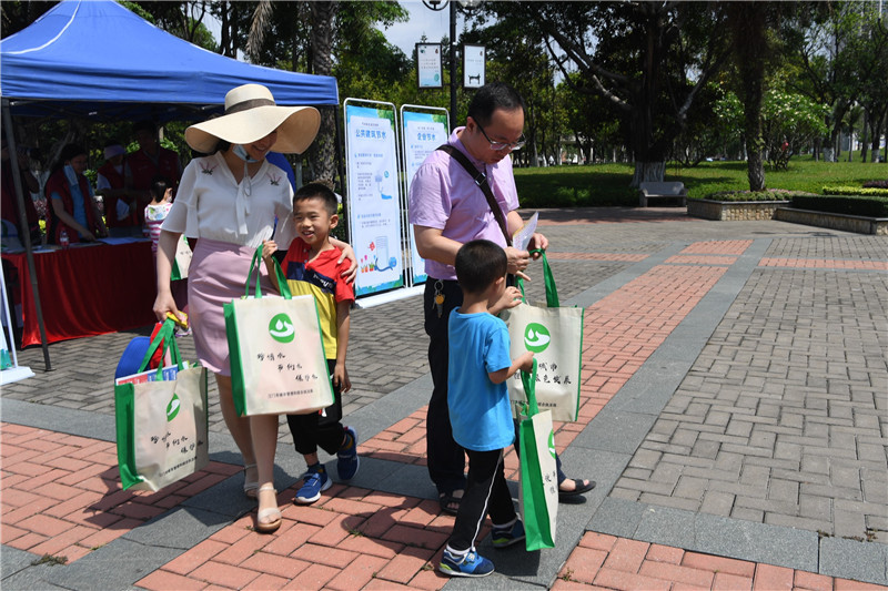 市民获得线上答题闯关的奖品。杨兴乐 摄