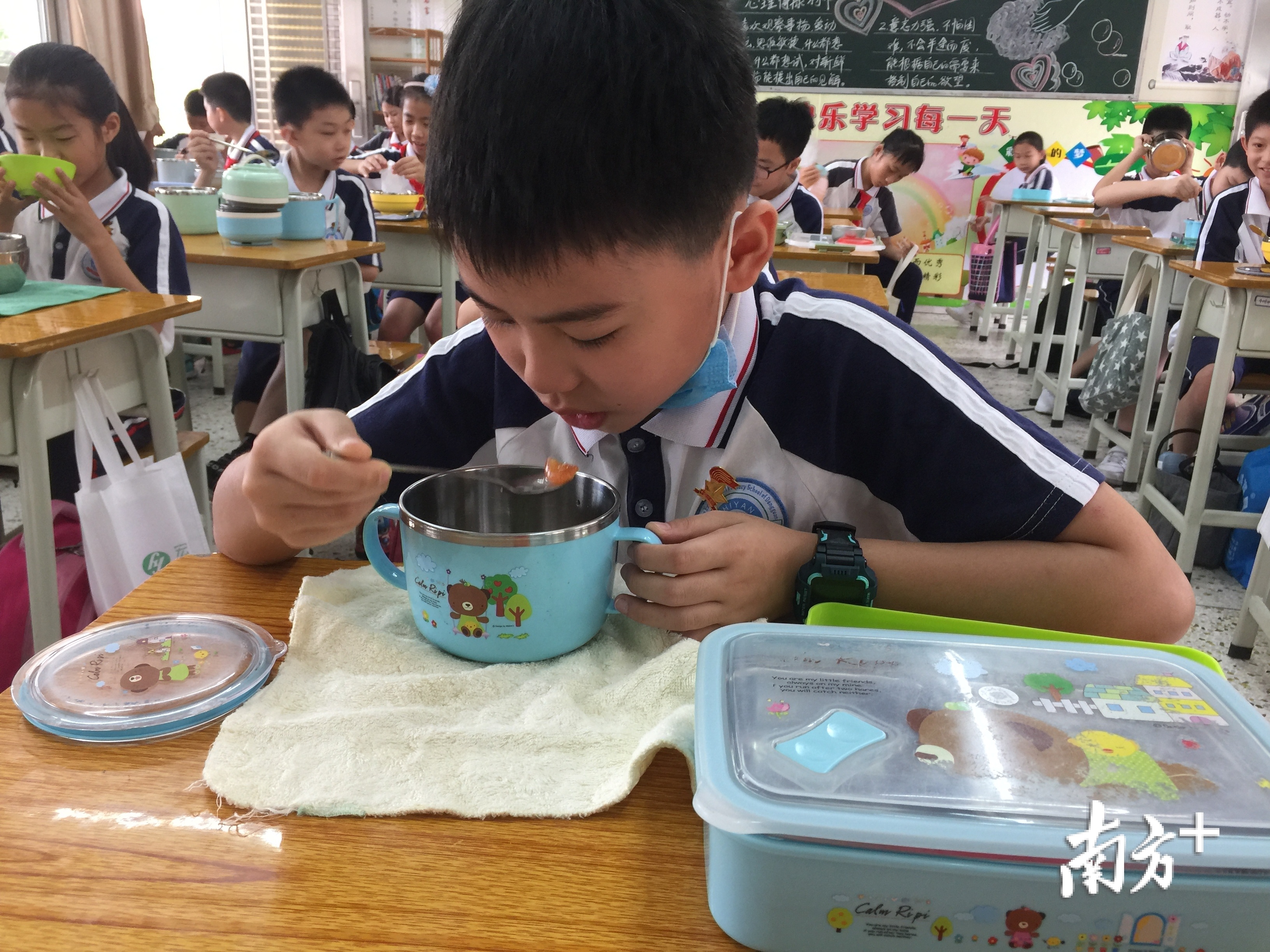 莞城实验小学中午学生统一午餐。