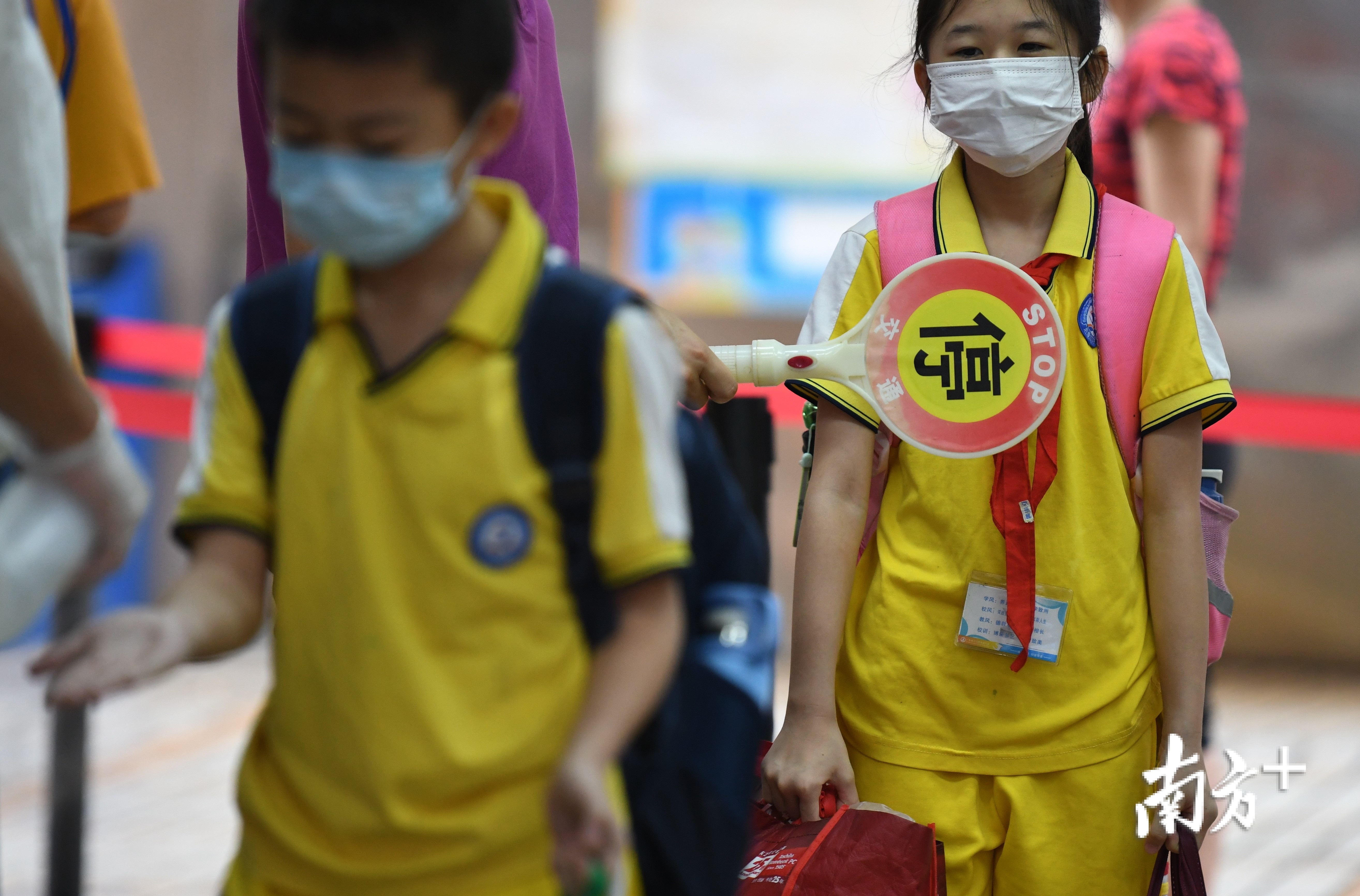 保持安全距离!杨兴乐摄 保持安全距离!杨兴乐摄