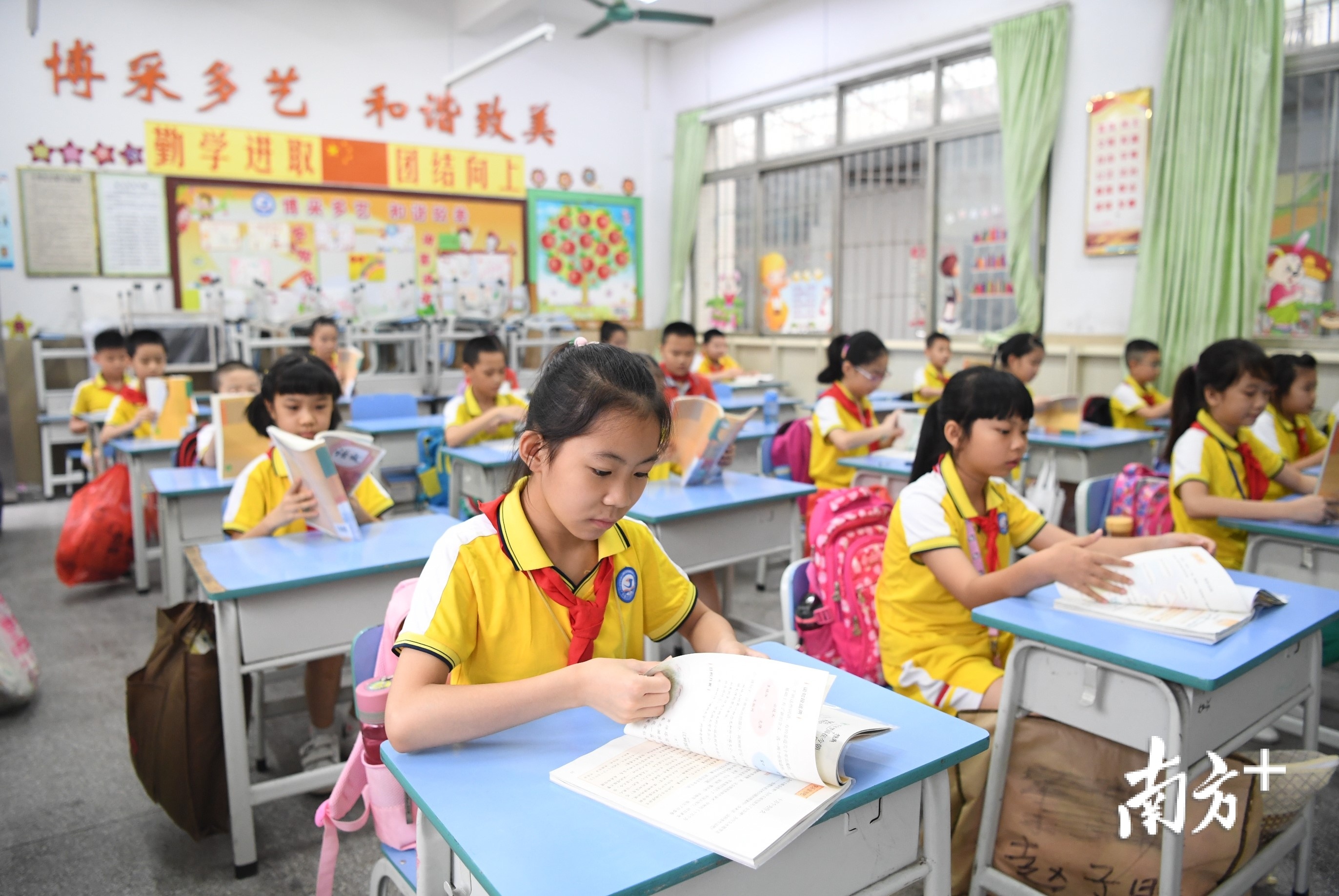 崭新的课本,翻起来沙沙响。杨兴乐摄 崭新的课本,翻起来沙沙响。杨兴乐摄