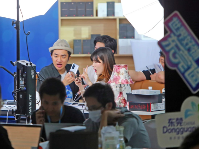 王祖蓝返莞直播带货，这些松山湖好物卖爆了！