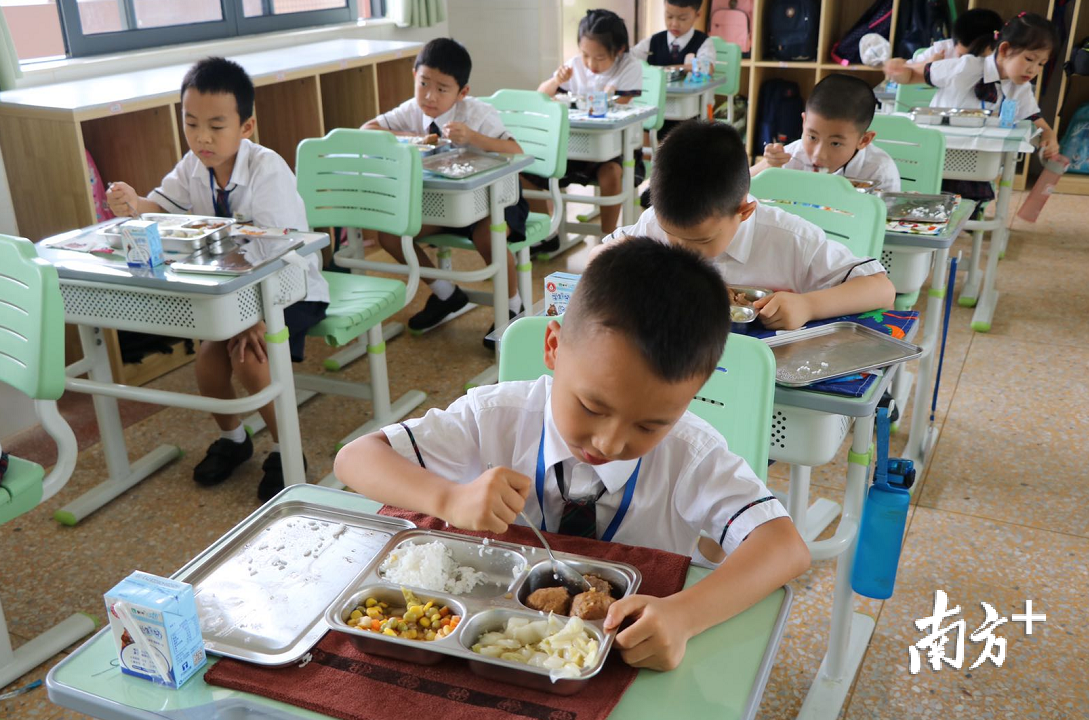 南城阳光八小学生在校午餐