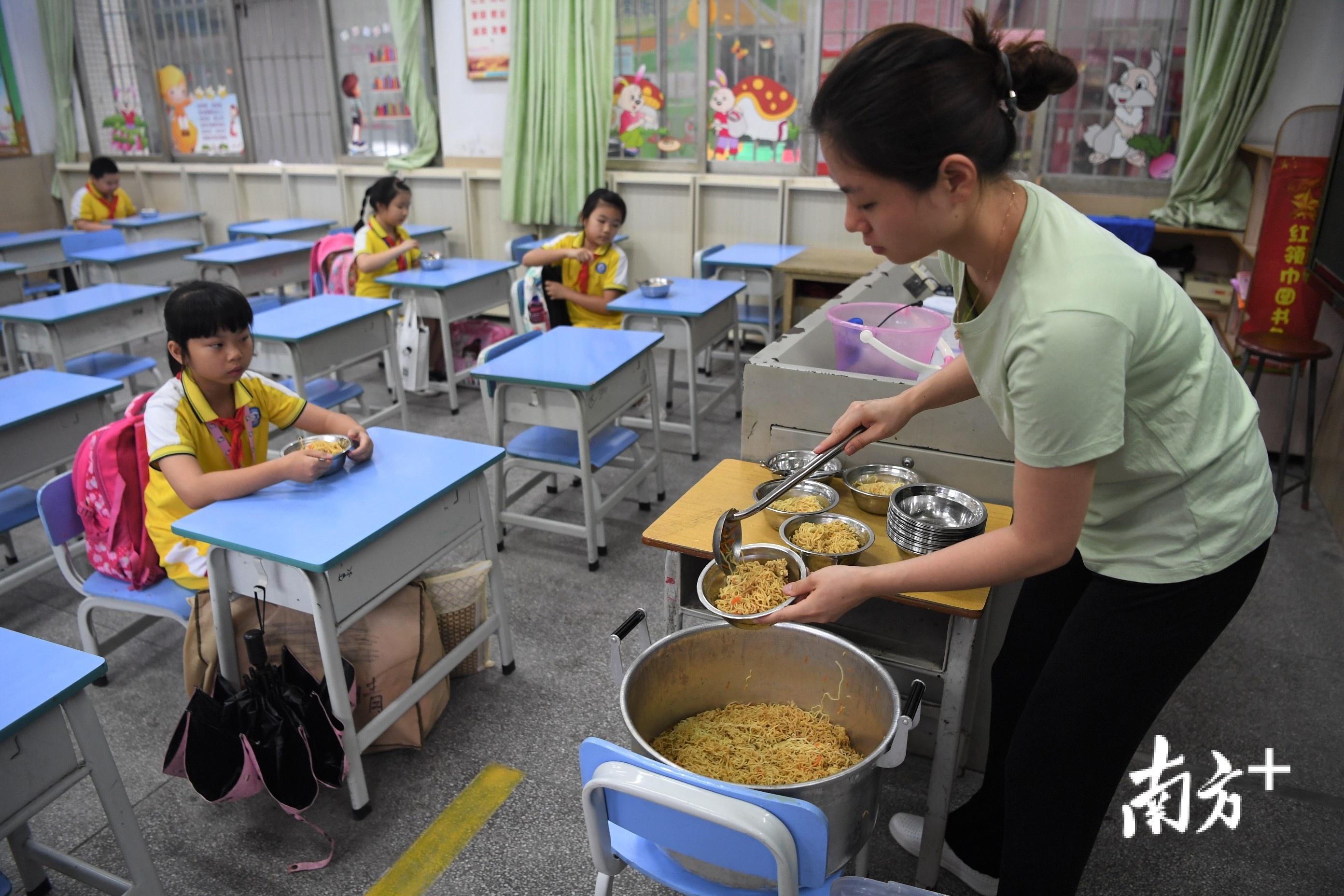 今天的早餐是面条,同学们胃口如何呢?杨兴乐摄 今天的早餐是面条,同学们胃口如何呢?杨兴乐摄
