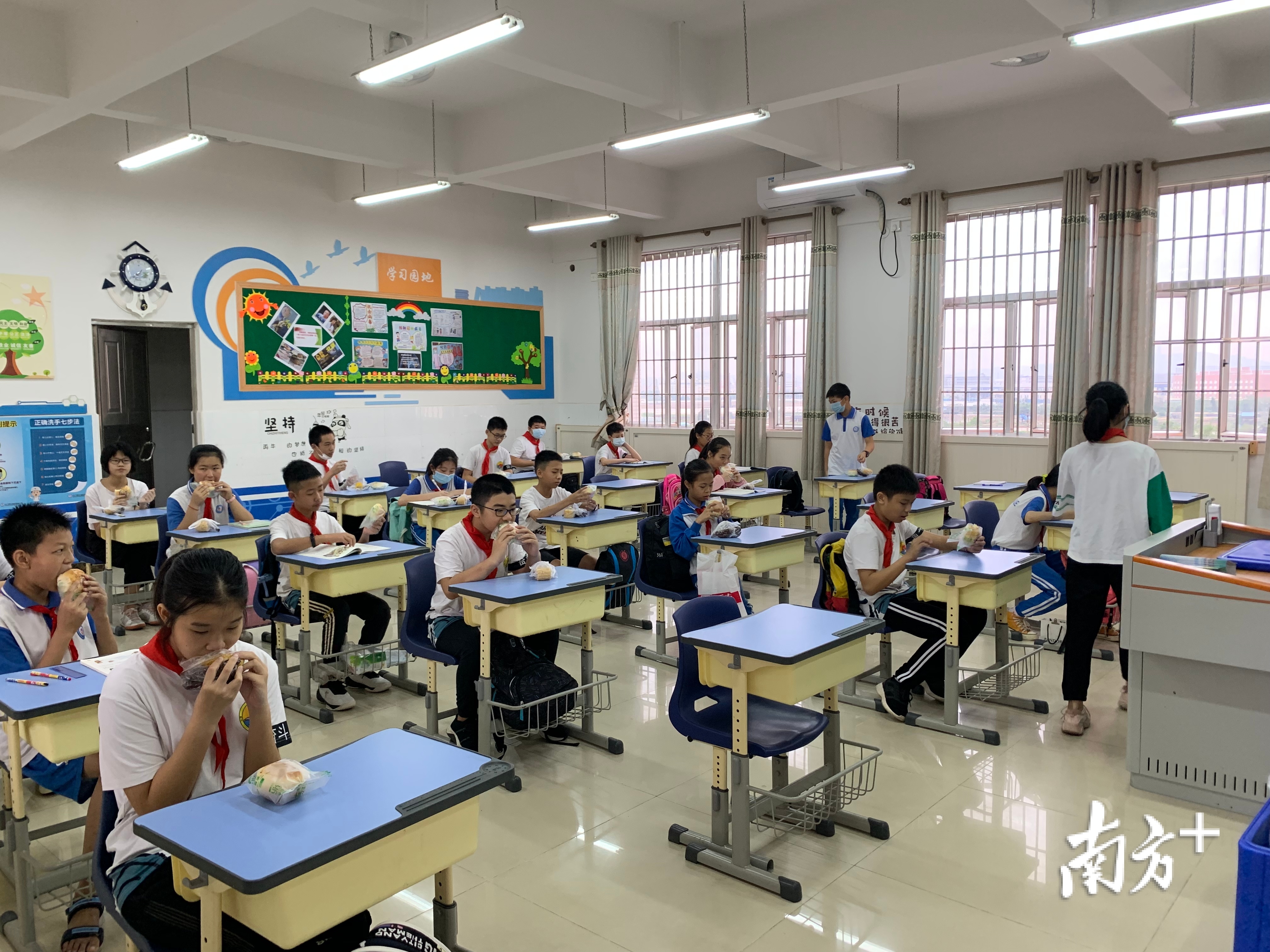 江海区实验小学班主任在课室外测温,学生有序进餐,课桌保持一米间隔。图片来自江海区实验小学 江海区实验小学班主任在课室外测温,学生有序进餐,课桌保持一米间隔。图片来自江海区实验小学