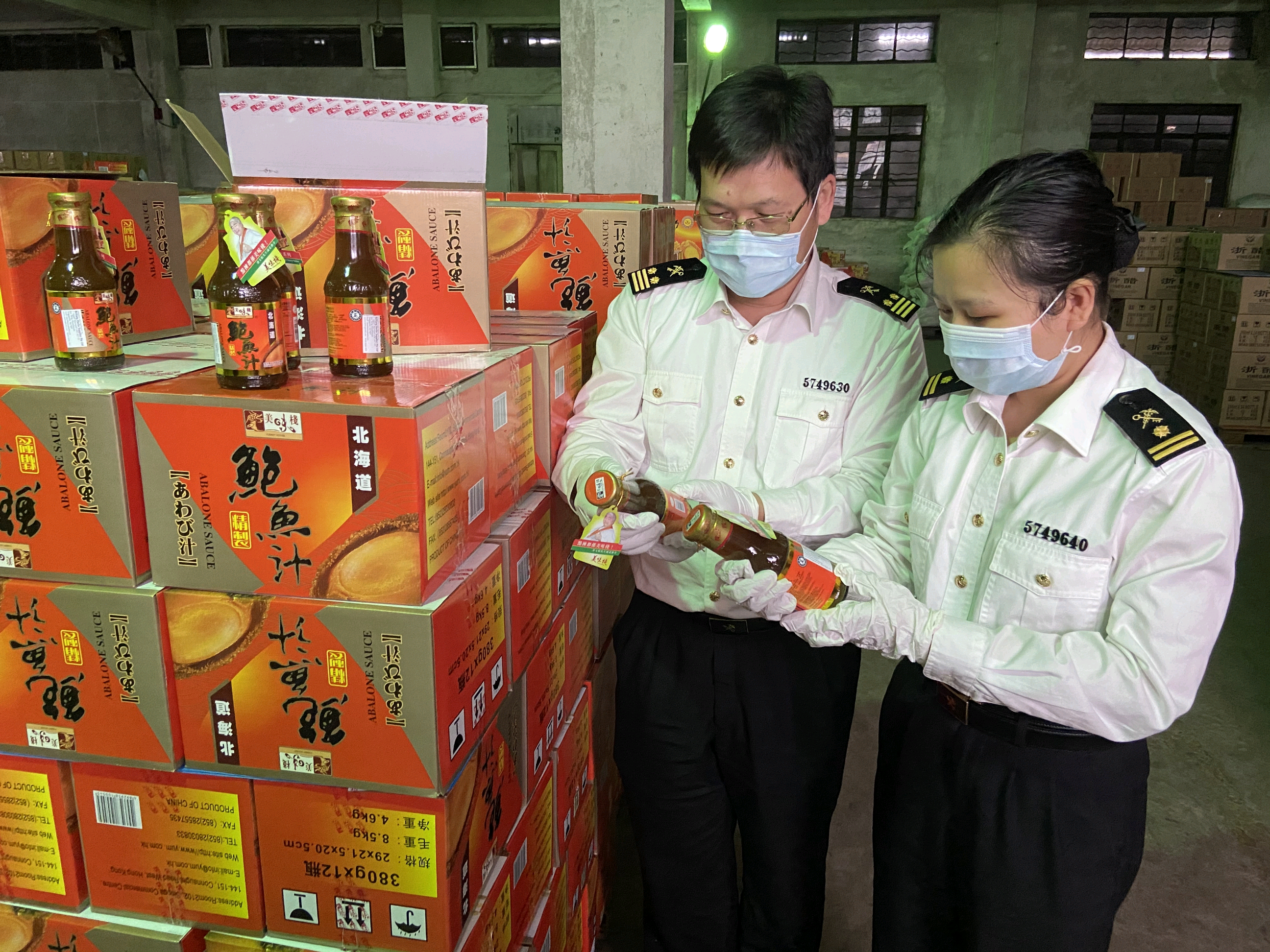 海关关员在珠海市宝门食品企业有限公司查验食品调味料 徐海强 摄