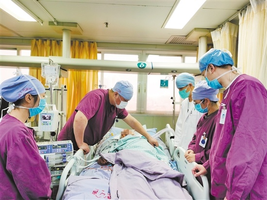 重症医学科主任容永璋带领该科团队严密监护患者。