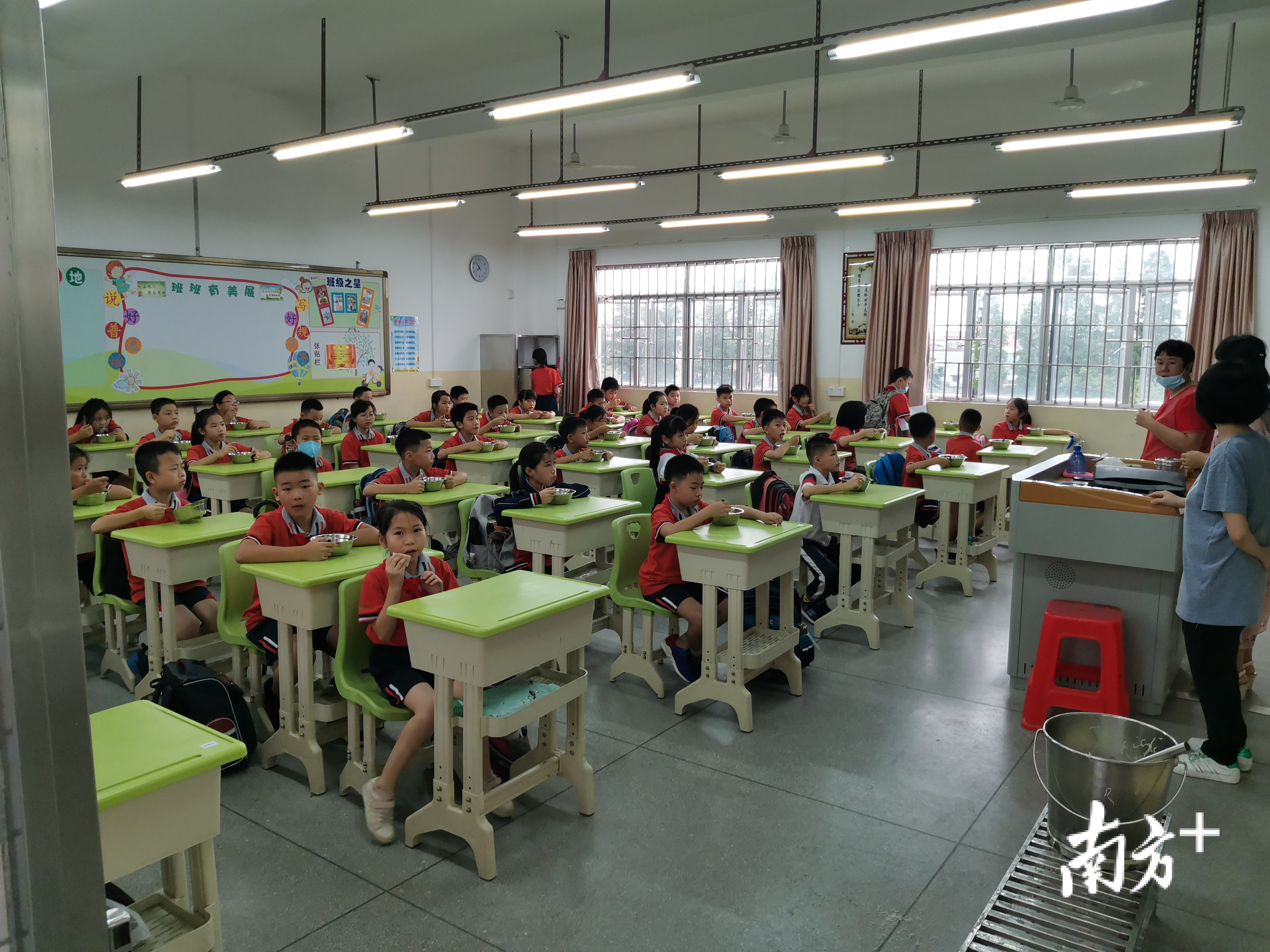 江海区礼乐中心小学的早餐时间。图片来自受访者 江海区礼乐中心小学的早餐时间。图片来自受访者