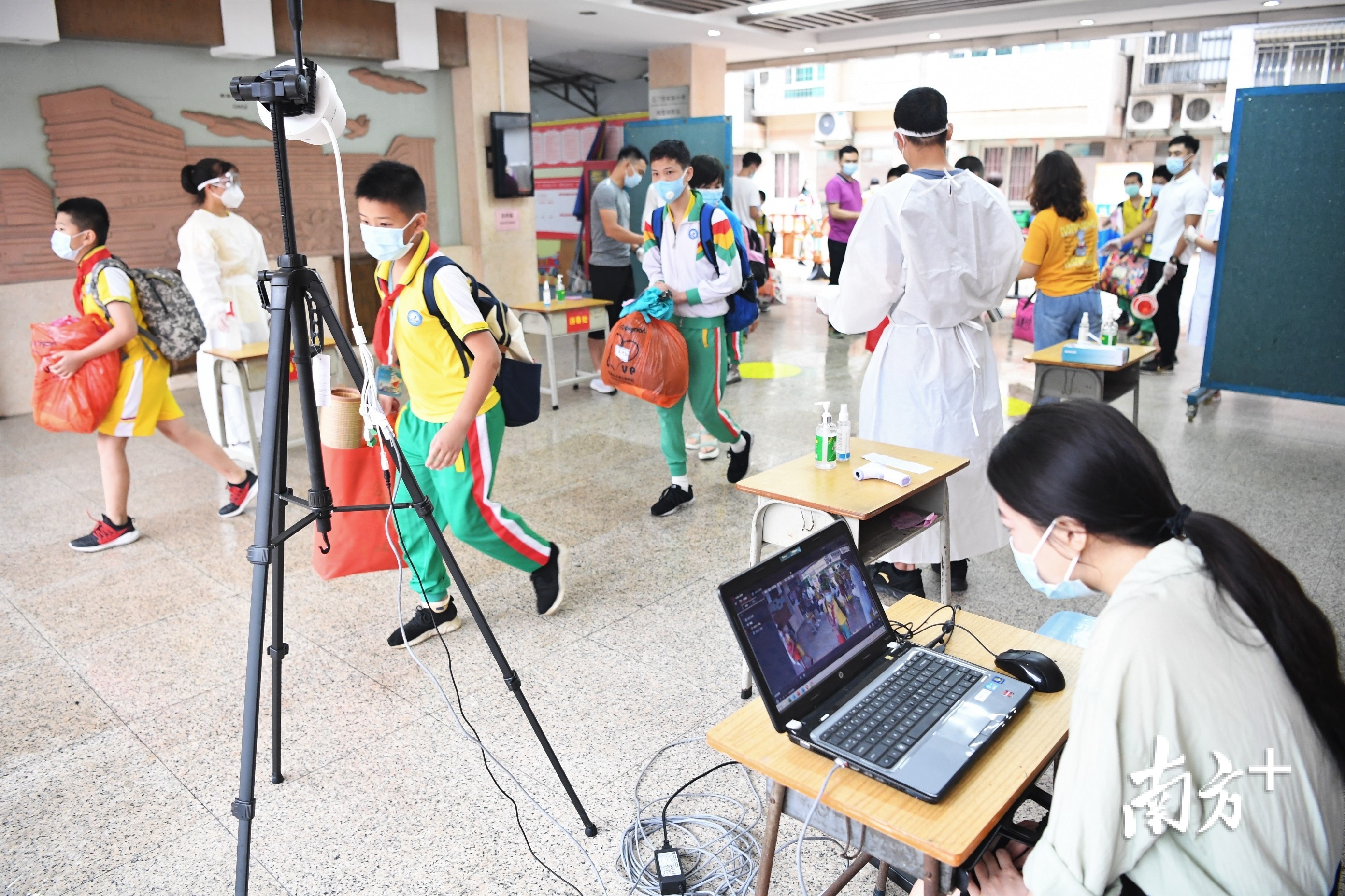 体温仪都进入学校的学生实时监测体温情况。杨兴乐摄 体温仪都进入学校的学生实时监测体温情况。杨兴乐摄