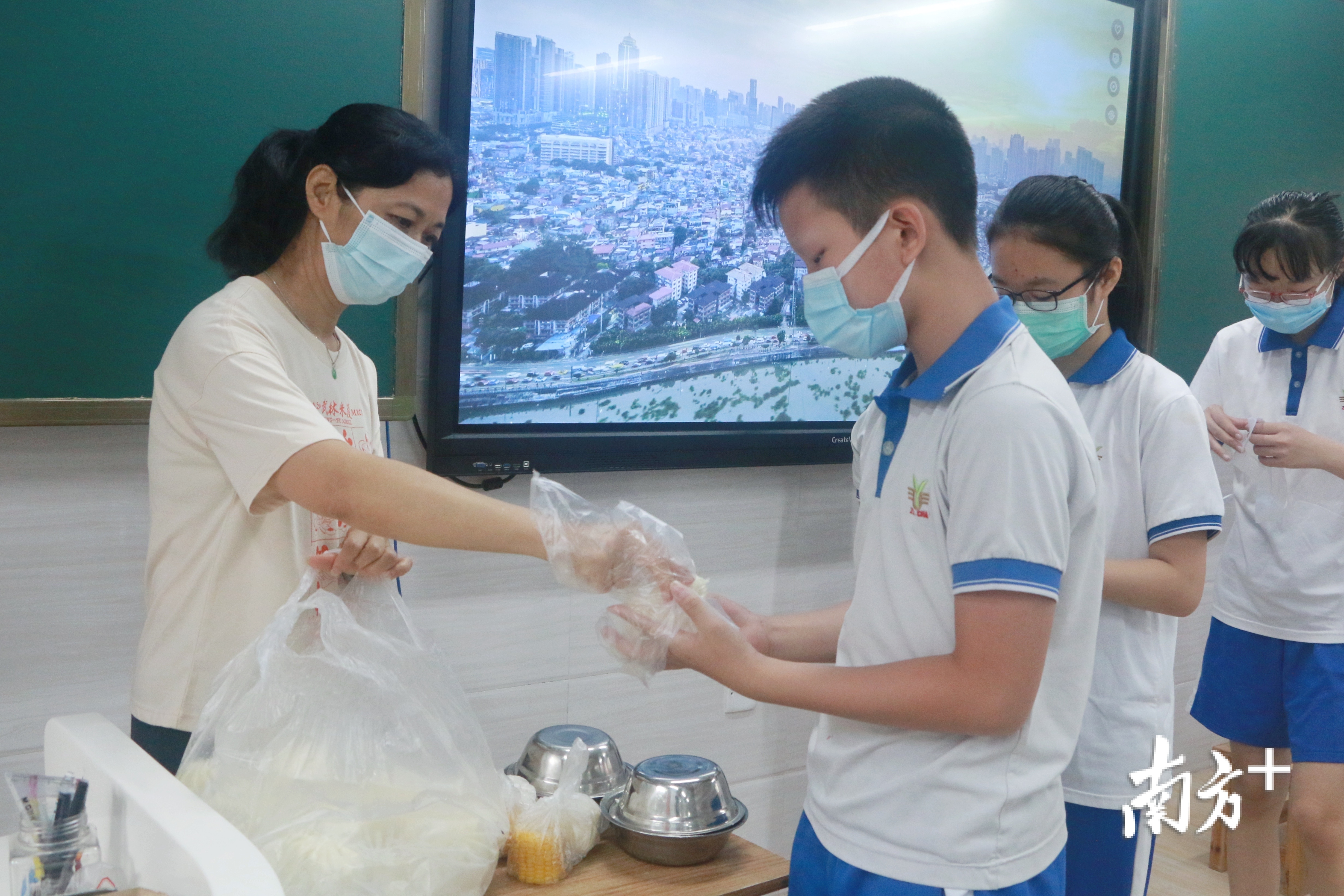 开学第一天的早餐吃包子喝粥。黄烨倩 摄 开学第一天的早餐吃包子喝粥。黄烨倩 摄