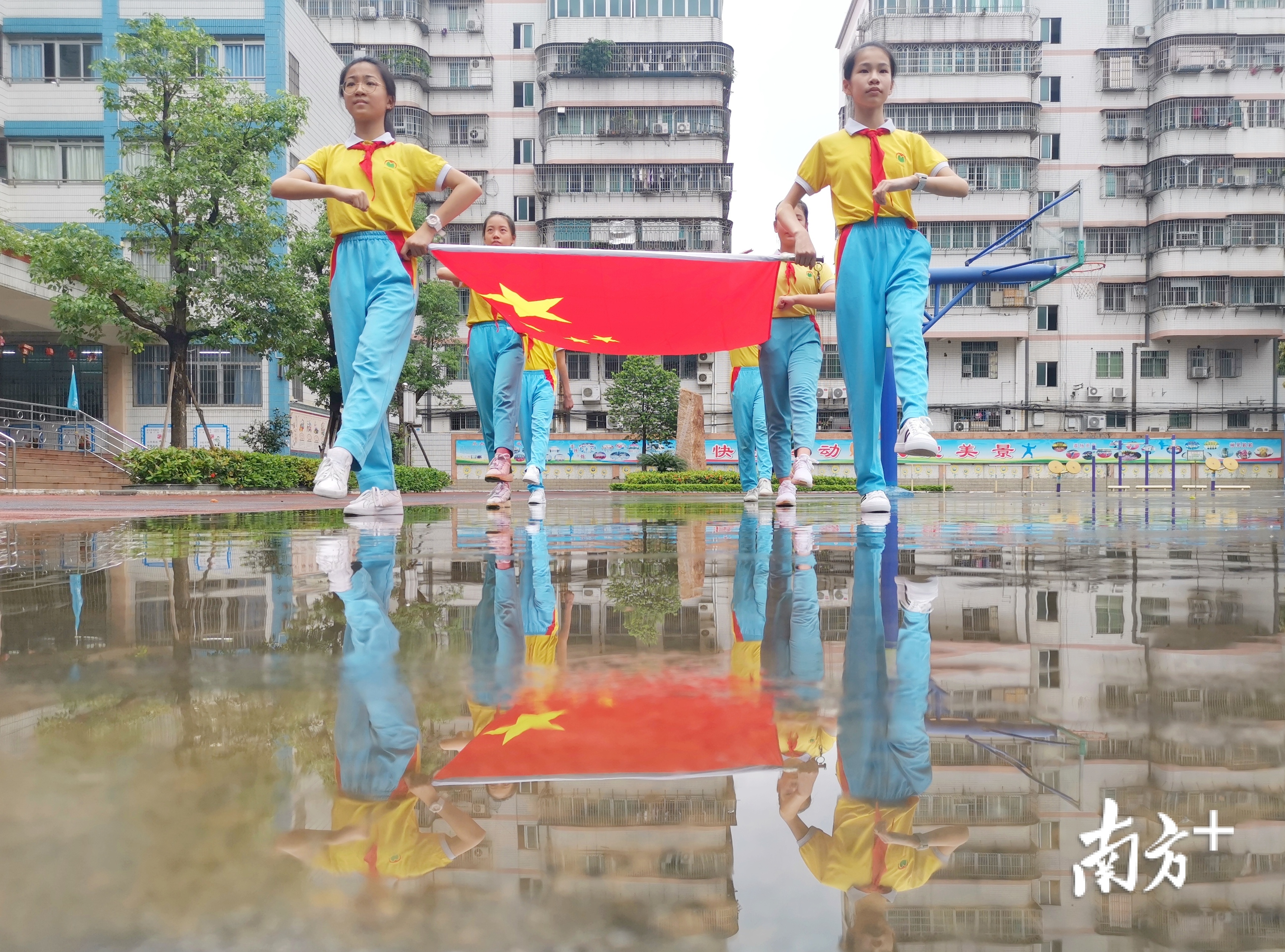 开学第一天,升国旗。图片来自美景小学 开学第一天,升国旗。图片来自美景小学