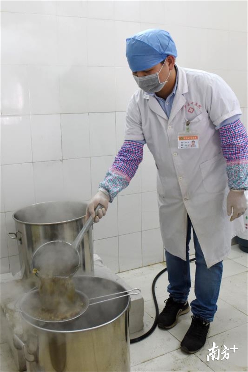 惠州博罗熬制中药汤剂进行免费派发。梁维春 摄