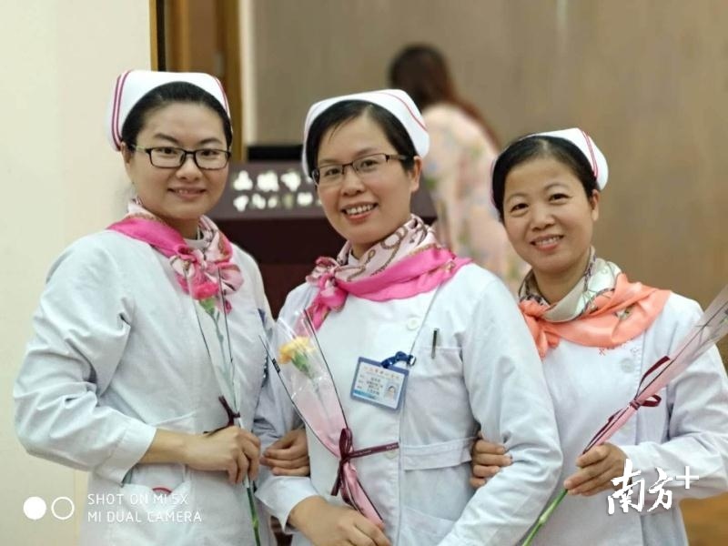 延续护理中心目前有3名专科护士。中间为张华君。