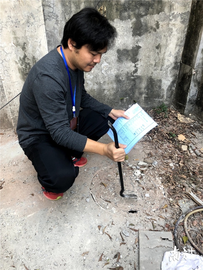 曾志龙准备用撬棍弄开沙井盖进行勘察 曾志龙准备用撬棍弄开沙井盖进行勘察