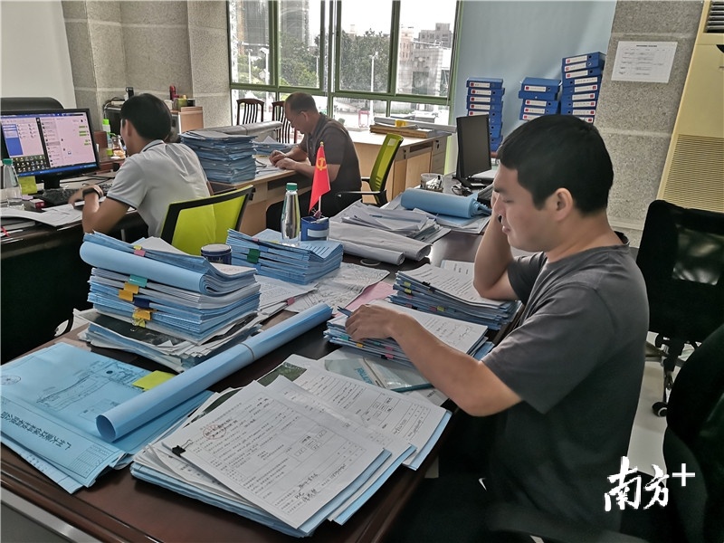 验收组在办公 验收组在办公