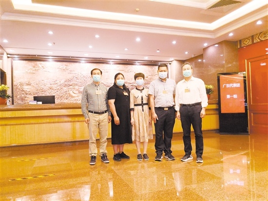 江门选出的5位全国人大代表刘毅（右一）、黄达昌（左一）、冯玉宝（右二）、吴玉莲（中间）、温艳嫦（左二）昨日抵京。 图片由黄达昌提供