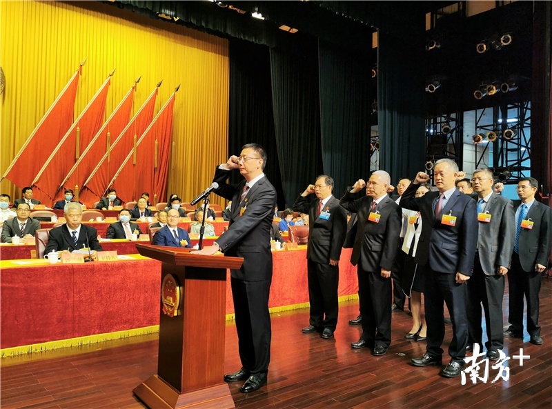  集体向宪法宣誓，由谭星海领誓。