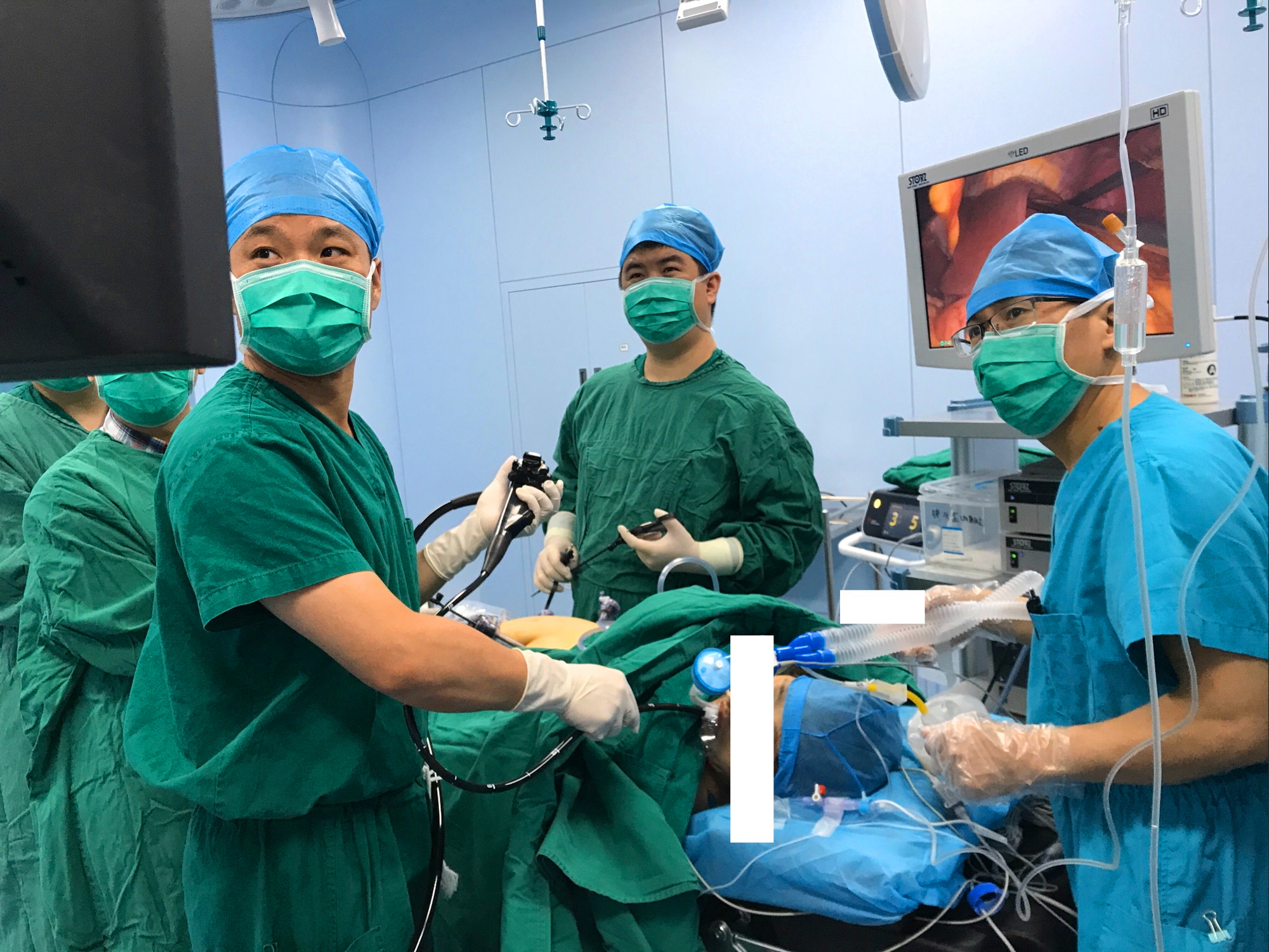 艾新波（左一）为患者开展双镜手术，治疗早期胃癌
