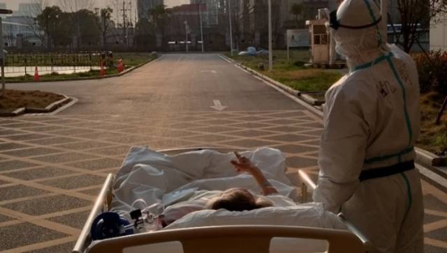 武汉“落日合照”爷爷出院后：体重增加5斤，仍坚持每天拉小提琴