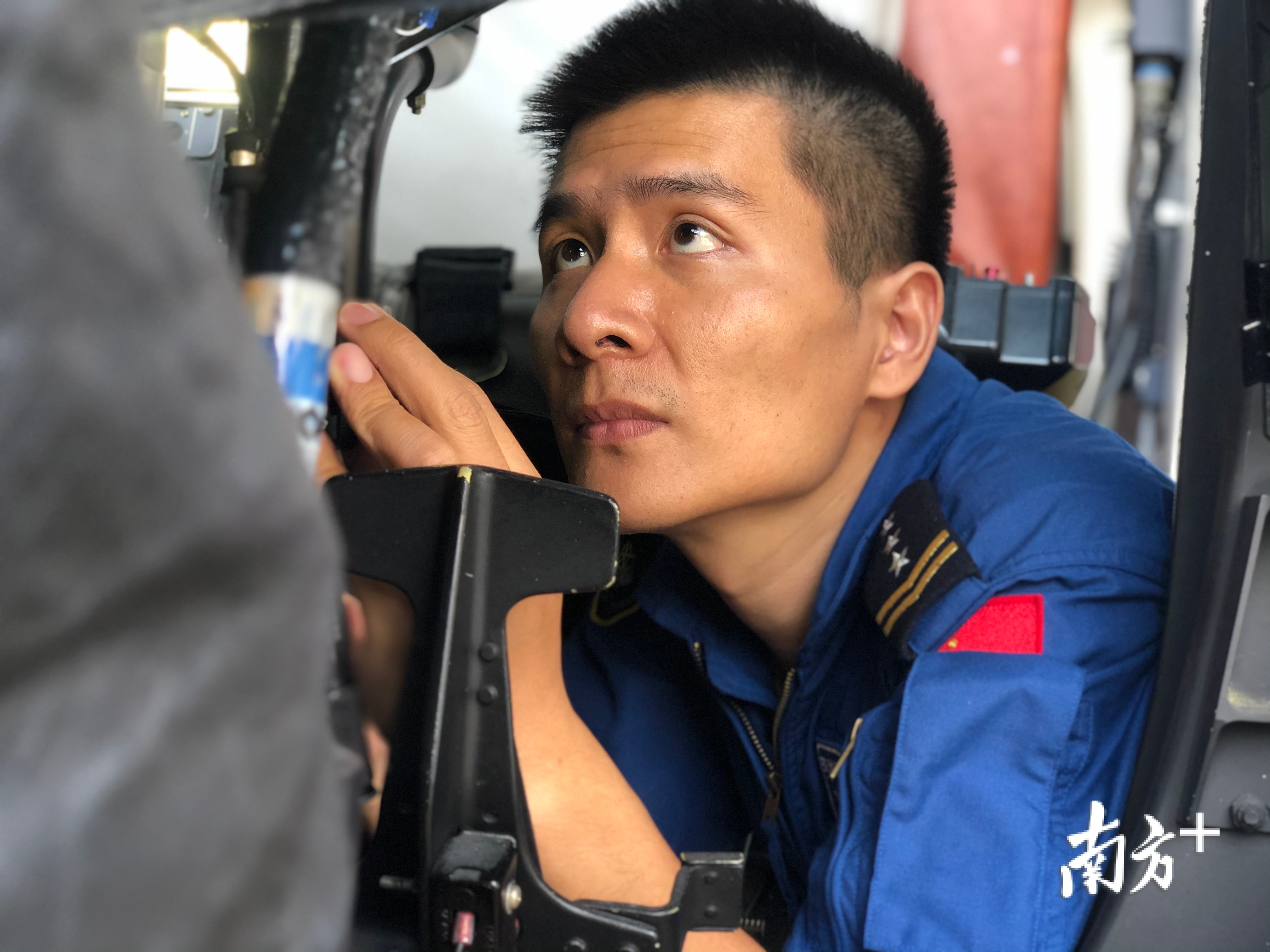 熊东立正在认真检查驾驶舱电子系统