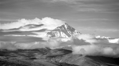 从加乌拉山口拍摄的珠峰。新华社记者 普布扎西 摄
